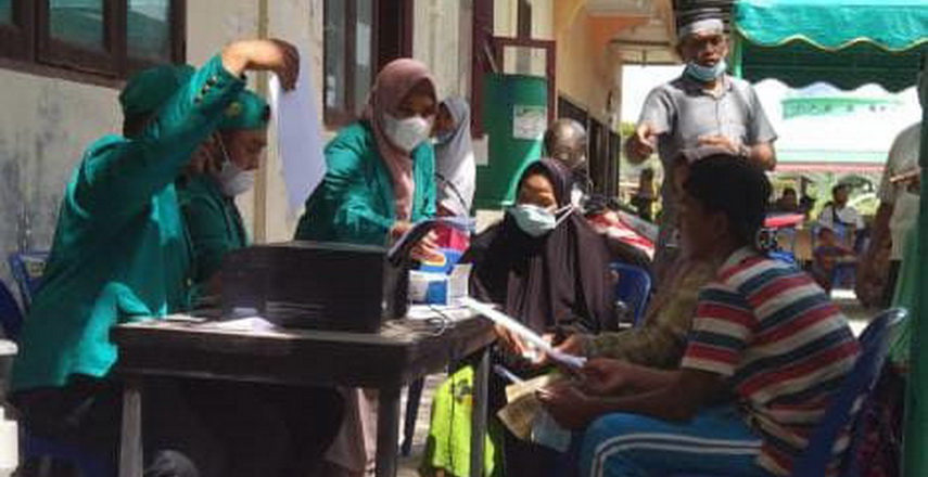 gerai vaksinasi berlangsung di Desa Pulo Sarok Kecamatan Singkil Kabupaten Aceh Singkil, tepatnya pada kantor desa setempat