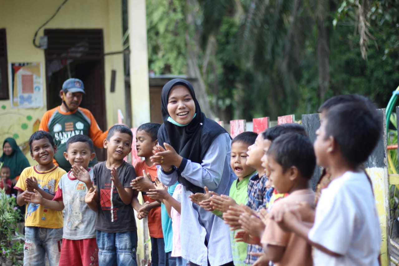 Kolaborasi Tim Relawan Ciptakan Sekolah Gembira Bagi Anak Korban Banjir di Palas