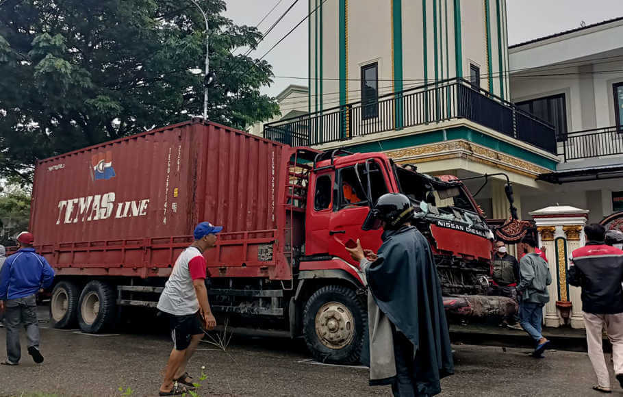 Kecelakaan Balikpapan, Truk Tabrak Belasan Kendaraan Sebelum Terhenti di Depan Masjid