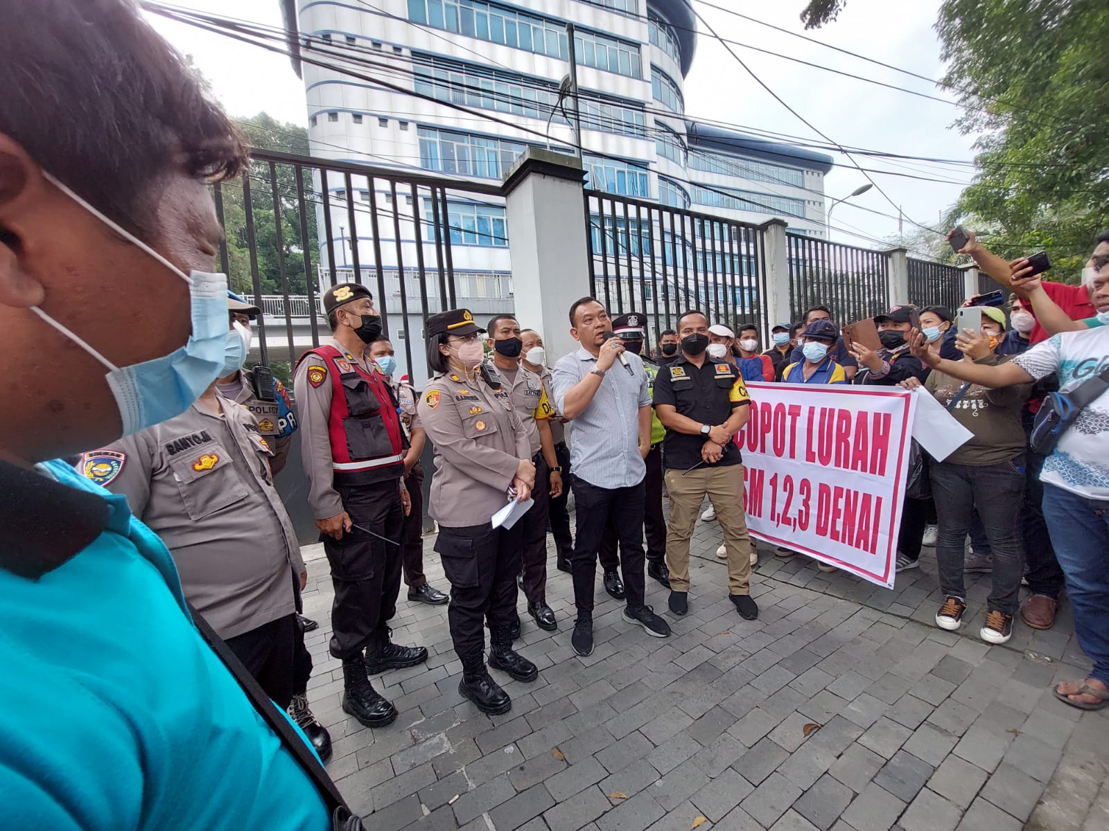 Tuntut Camat Dicopot, Warga Medan Denai Demo di DPRD Medan
