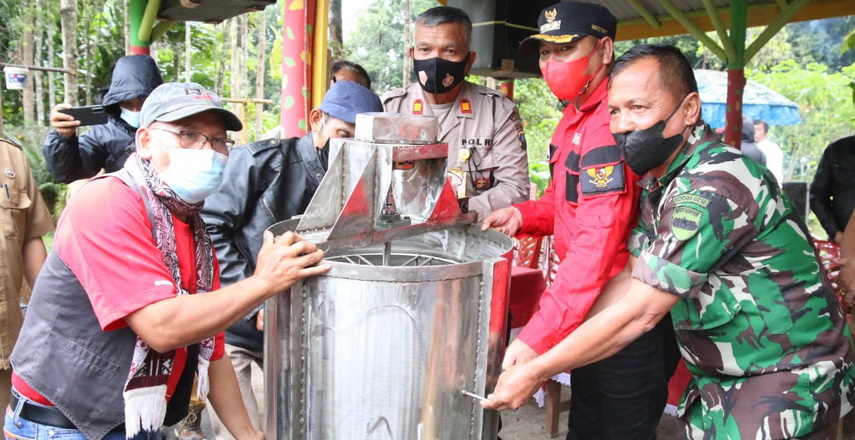 Bupati Taput Drs Nikson Nababan MSi memberikan bantuan kepada petani dan peternak lebah di Kecamatan Siatas Barita