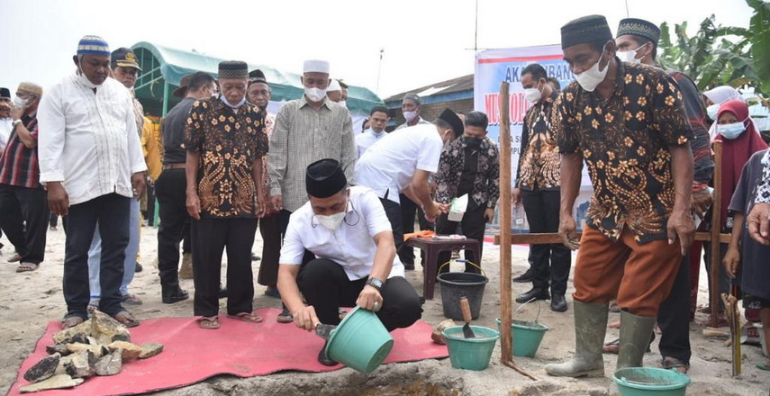 Bupati Zahir Bersama Ketua DPRD Batubara Lakukan Peletakan Batu Pertama Pembangunan Musholah