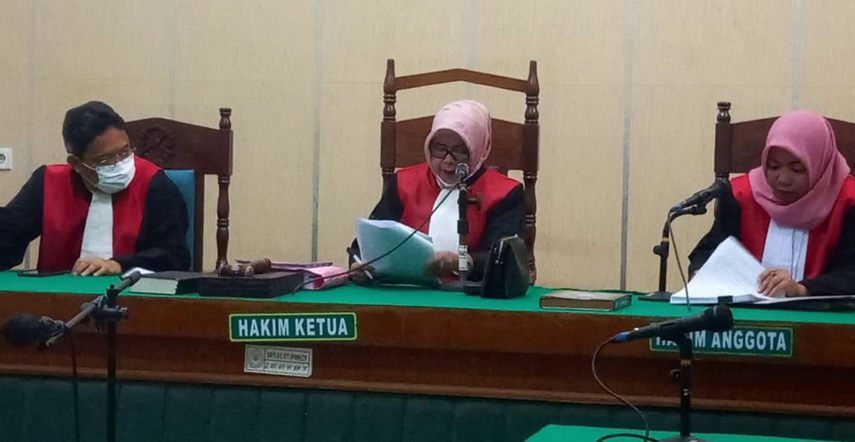 Mantan Sekda Kota Tanjungbalai Yusmada, Senin siang (24/1/2021) tadi, secara video teleconference (vicon) di Cakra 8 Pengadilan Tipikor Medan akhirnya menghadapi vonis 1 tahun 4 bulan penjara (16 bulan penjara)