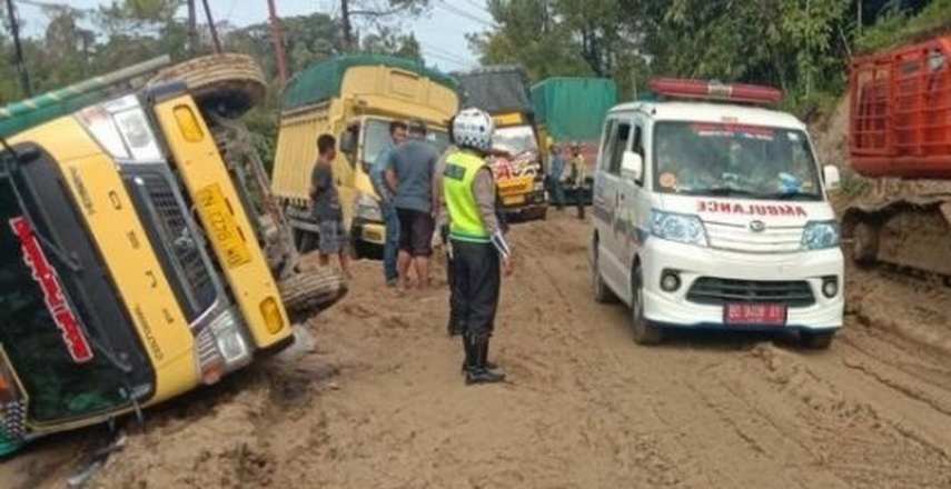 Pengendara angkutan umum yang melintas di Jalinsum Tarutung- Sipirok terutama di kawasan yang sedang dalam perbaikan, agar selalu waspada dan hati-hati
