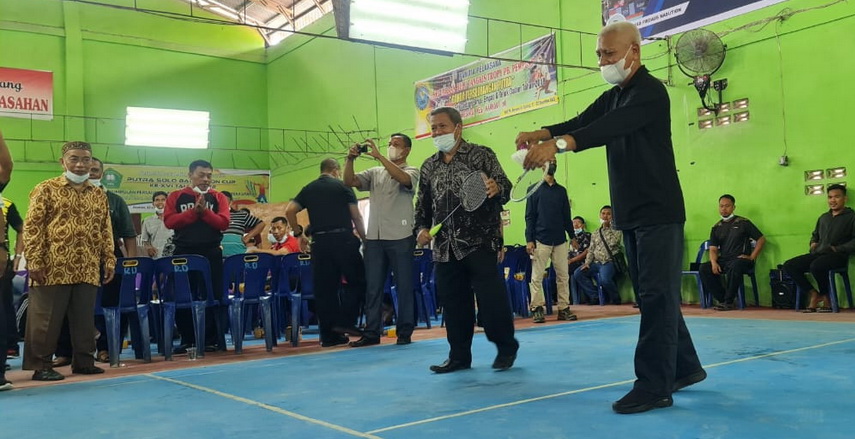 Bupati Asahan H Surya BSc secara membuka turnamen bulutangkis, Putra Solo Badminton Cup XVI Tahun 2022 di Hall Perpuso Desa Air Genting, Kecamatan Air Batu, Sabtu (22/1/2022)