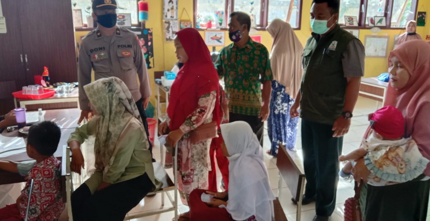 Semenjak launching vaksinasi anak oleh Bupati Aceh Singkil Dulmusrid beberapa waktu yang lalu, di sekolah-sekolah mulai berlangsung kegiatan vaksinasi.