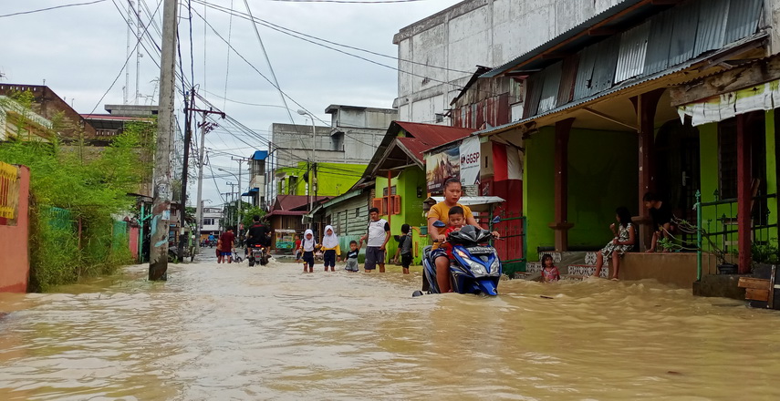 guyuran hujan deras, mengakibatkan Sungai Bahilang kembali meluap. Akibatnya, puluhan rumah di dua kecamatan di Kota Tebingtinggi, kembali terendam banjir, Kamis (17/2/2022).