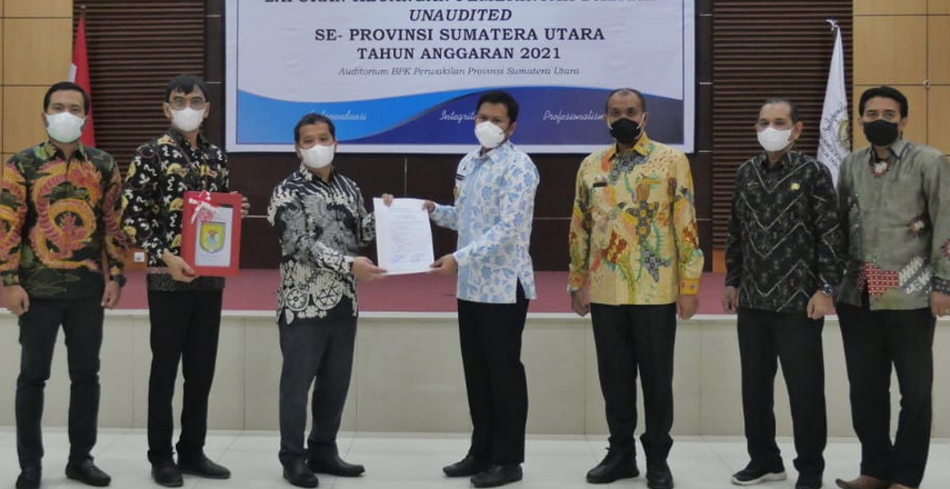Wakil Bupati Sergai menyerahkan LKPD TA 2021 kepada Kepala BPK Perwakilan Provsu di Gedung BPK RI Perwakilan Provsu Jalan Imam Bonjol Medan.