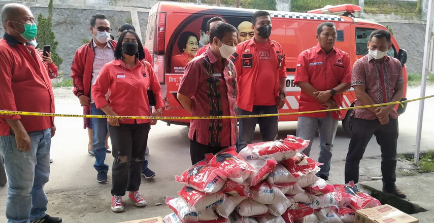 DPC Partai Demokrasi Indonesia Perjuangan (PDIP) Tapanuli Utara mengunjungi korban kebakaran di Jalan Putri Lopian Kelurahan Hutatoruan X Tarutung