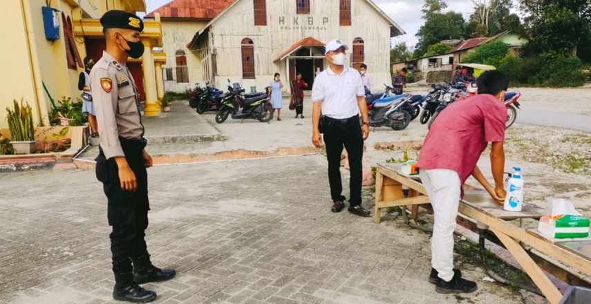 Personil Polres Humbahas melaksanakan pengamanan ibadah dalam rangka mengantisipasi gangguan kamtibmas di gereja, Minggu (6/2/2022)
