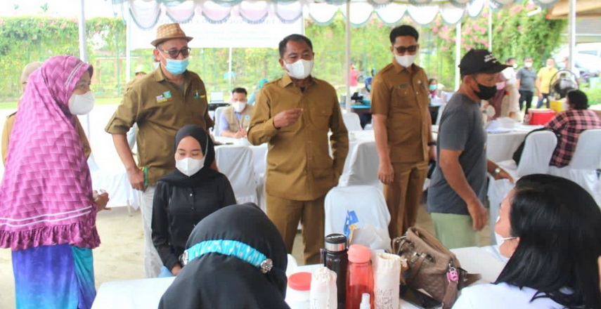 Bupati Serdang Bedagai (Sergai) H Darma Wijaya menggelar Vaksin Booster, sasar 1.000 peserta yang berlangsung di Taman PT Socfindo Conservation