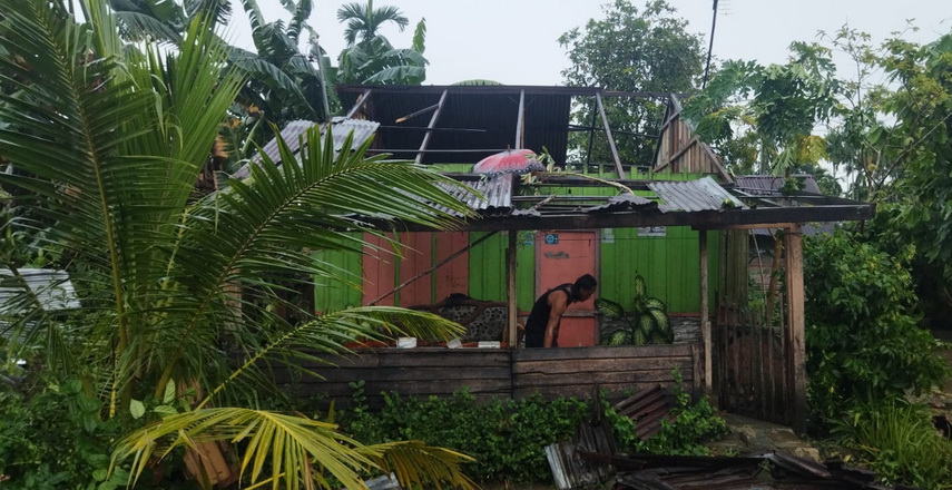 Akibat hujan deras disertai angin kencang yang terjadi, Minggu (20/2/2022), sebanyak 130 rumah warga di Kecamatan Besitang, Kabupaten Langkat, rusak.