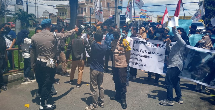 Puluhan masa mengatasnamakan Pimpinan Wilayah Gerakan Nasional Pencegahan Korupsi (GNPK RI) Sumatera Utara kembali melakukan demonstrasi di Mapolda Sumatera Utara, Selasa (8/3/2022)