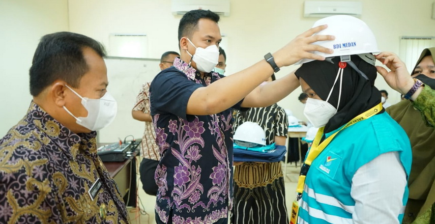 Asisten II Sekdakab Asahan Drs Muhilli Lubis membuka Diklat 3 in 1 Angkatan III Rahun 2022 operator produksi olahan karet di Aula BSP Academy Kisaran, Jumat (18/3/2022).