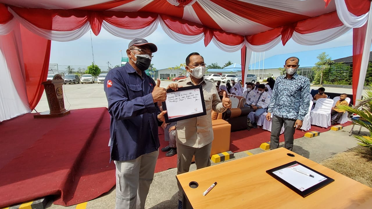 PT Hutama Karya (HK) sebagai salah satu BUMN bergerak di bidang konstruksi dan pelaksana proyek Tol Indrapura-Kisaran, memberikan bantuan kepada para peserta didik berprestasi