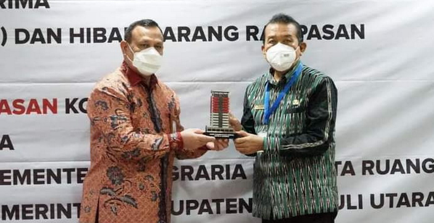 Tapanuli Utara salah satu daerah, kabupaten/kota yang beruntung memperoleh hibah tanah dari KPK (Komisi Pemberantasan Korupsi) Republik Indonesia.