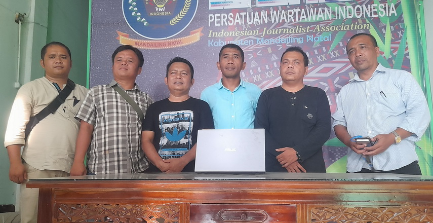 Ketua Persatuan Wartawan Indonesia (PWI) Kabupaten Mandailing Natal Muhammad Ridwan Lubis, membentuk tim investigasi yang akan mencari fakta-fakta, terkait adanya isu pemerasan yang dituduhkan terhadap korban pengeroyokan wartawan di Madina.