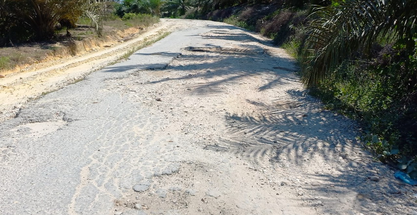 Akses jalan yang menghubungkan Kecamatan Gunung Meriah menuju Kecamatan Singkohor Kabupaten Aceh Singkil sangat memprihatinkan.