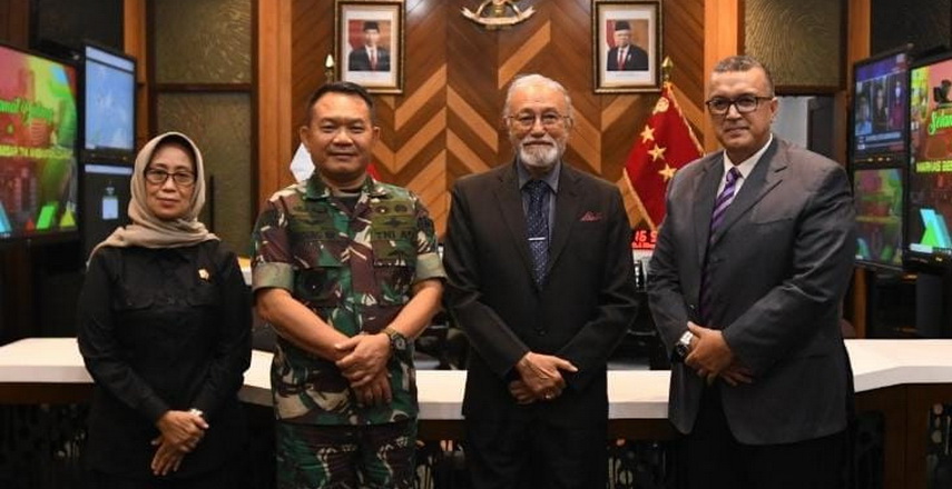 Wali Nanggroe Aceh Paduka Yang Mulia Tgk Malik Mahmud Al Haythar mengadakan pertemuan langsung dengan Kasad Jenderal TNI Dudung Abdurachman SEMM, di Markas Besar TNI Angkatan Darat (Mabesad), Jakarta, Selasa (13/3/2022).