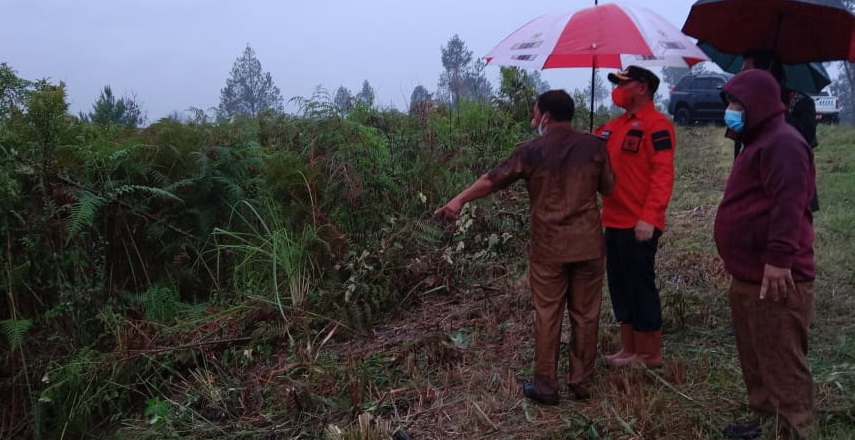 Bupati Taput Drs Nikson Nababan MSi memberikan bantuan secara simbolis kepada masyarakat Desa Aek Nauli I Kecamatan Sipahutar yang lahan sawahnya terkena dampak banjir bandang pada tanggal 3 Maret 2022 yang lalu