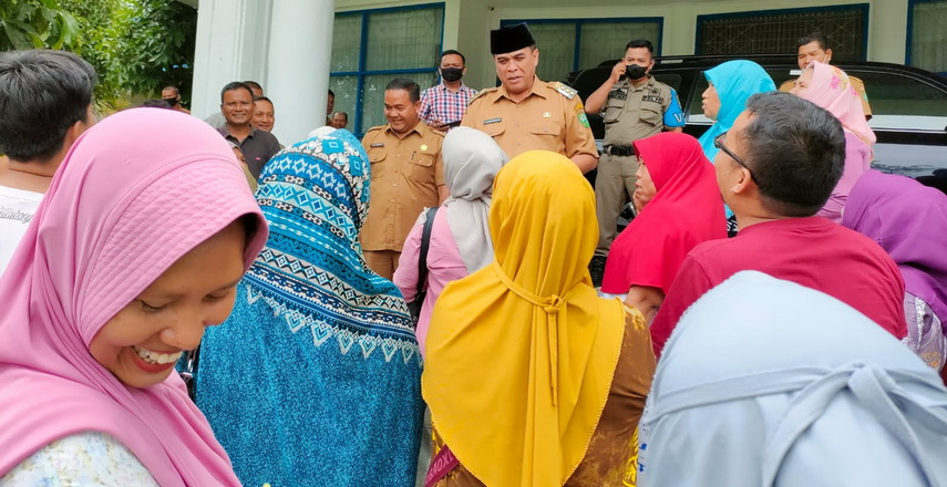 Puluhan pedagang Pasar Baru Panyabungan Kabupaten Mandailing Natal (Madina) mendatangi kantor bupati, Senin (14/3/2022)