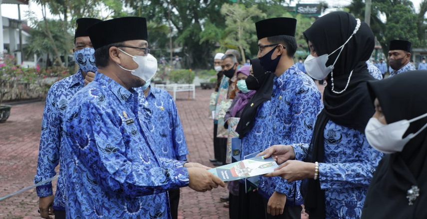 Bupati Asahan diwakili Sekda Drs H John Hardi Nasution MSi menyerahkan penali kasih kepada 10 orang Aparatur Sipil Negara (ASN) yang memasuki masa pensiun