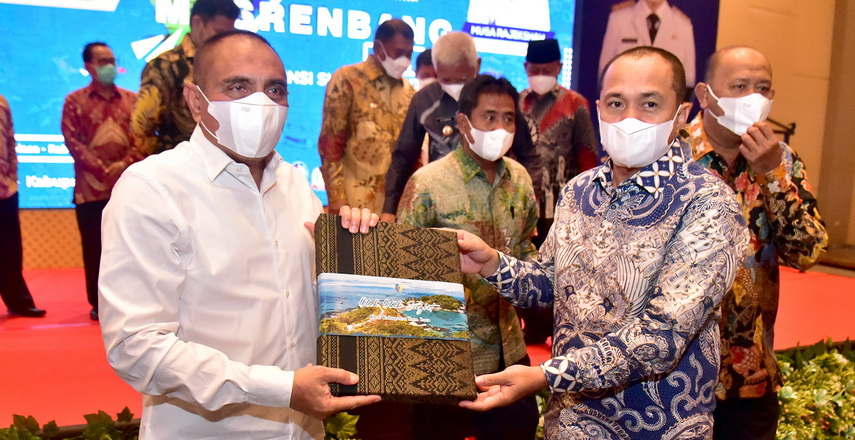 Seluruh bupati/walikota se-Sumatera Utara (Sumut) diminta untuk dapat bekerja sama dan bersatu guna mengejar target pembangunan daerah.