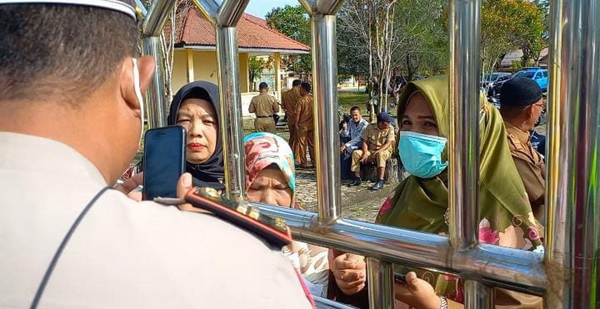 Apel gabungan ASN Pemerintah Kabupaten Aceh Singkil kalang kabut saat seluruh pintu gerbang dalam penjagaan oleh personil Polres Aceh Singkil.