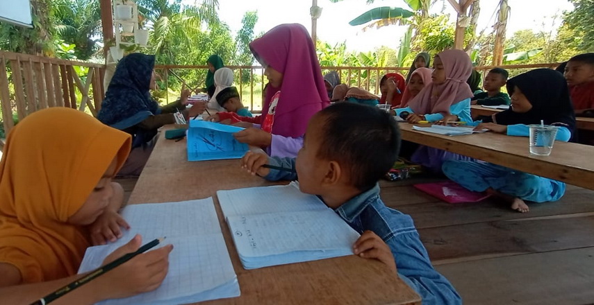 saung diperuntukan untuk belajar mengajar anak berdiri di Dusun III, Desa Naga Lawan, Kecamatan Perbaungan, Serdang Bedagai (Sergai).