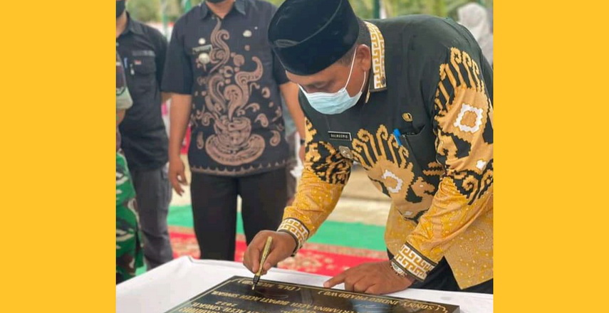 Kembali Bupati Aceh Singkil resmikan Stasiun Pengisian Bahan Bakar Umum (SPBU) 3T di Kecamatan Singkohor milik pengusaha asal Aceh Singkil H Safriadi Manik atau biasa disapa Oyon.