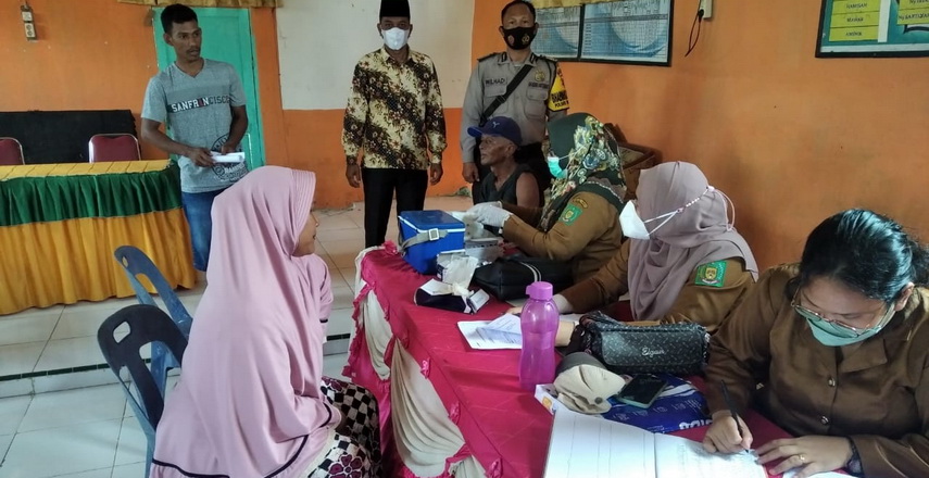 Ratusan warga Desa Perlis, Kecamatan Berandan Barat, Kabupaten Langkat sangat antusias untuk ikut vaksin