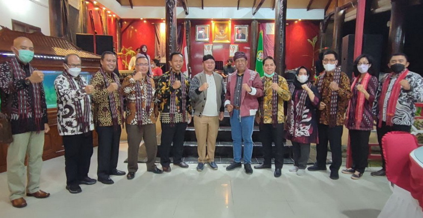 Bupati Taput Drs Nikson Nababan MSi sambut kedatangan Walikota Yogyakarta Drs Haryadi Sayuti bersama rombongan dalam rangka kunker di kawasan Danau Toba, Selasa (22/3/2022).