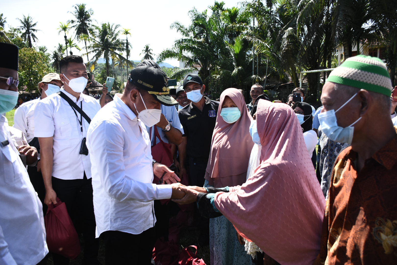 Gubernur Edy Bagikan Paket Sembako ke Warga di Madina dan Palas