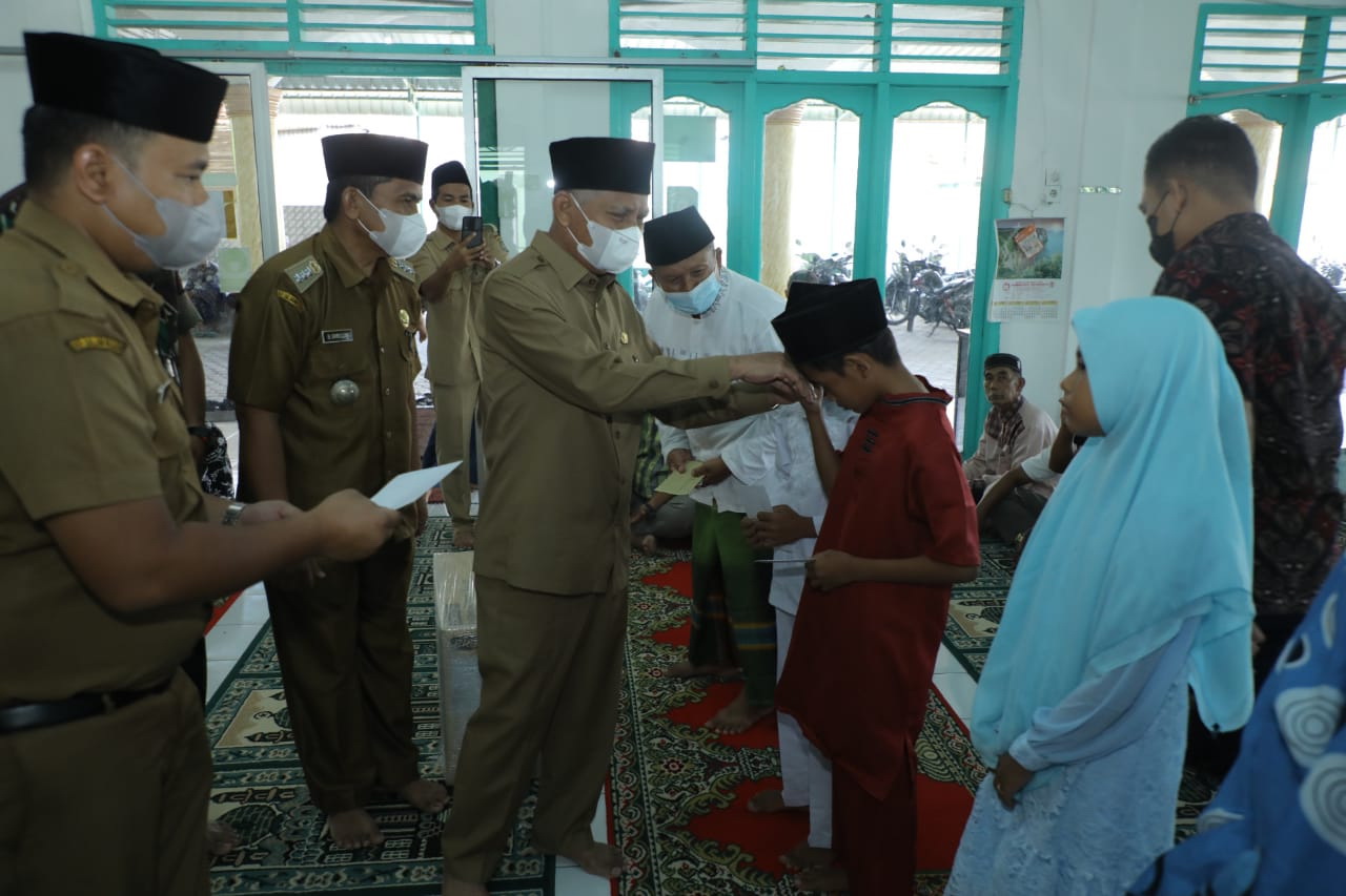 Bupati Asahan H Surya BSc dan rombongan mengunjungi Masjid As-Salam Desa Sei Kamah II Kecamatan Sei Dadap, Selasa (12/4/2022).