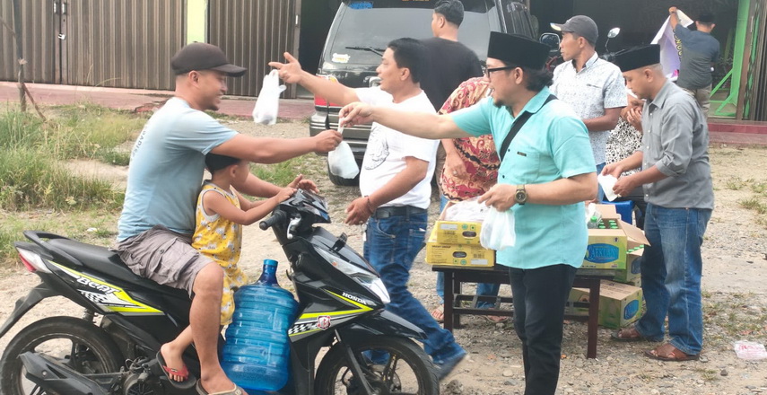 Persatuan Wartawan Indonesia (PWI) Kabupaten Mandailing Natal (Madina) membagikan ratusan paket takjil buka puasa kepada pengguna jalan raya (pengendara)