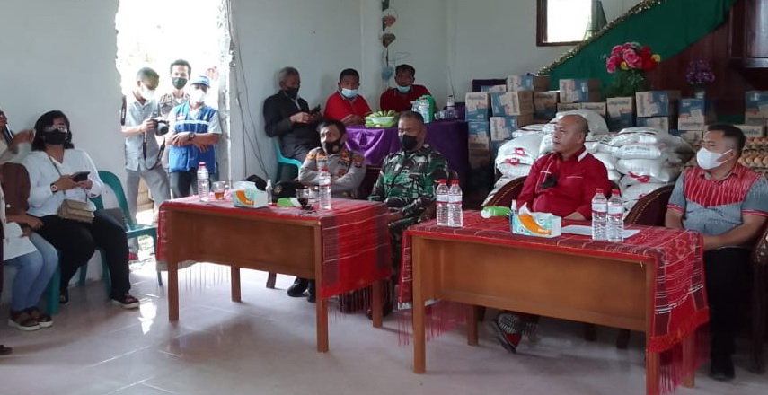 Bupati Taput Drs Nikson Nababan MSi mengunjungi dan menyerahkan bantuan kepada korban bencana alam puting beliung di Desa Bahal Batu 1 dan Bahal batu 3