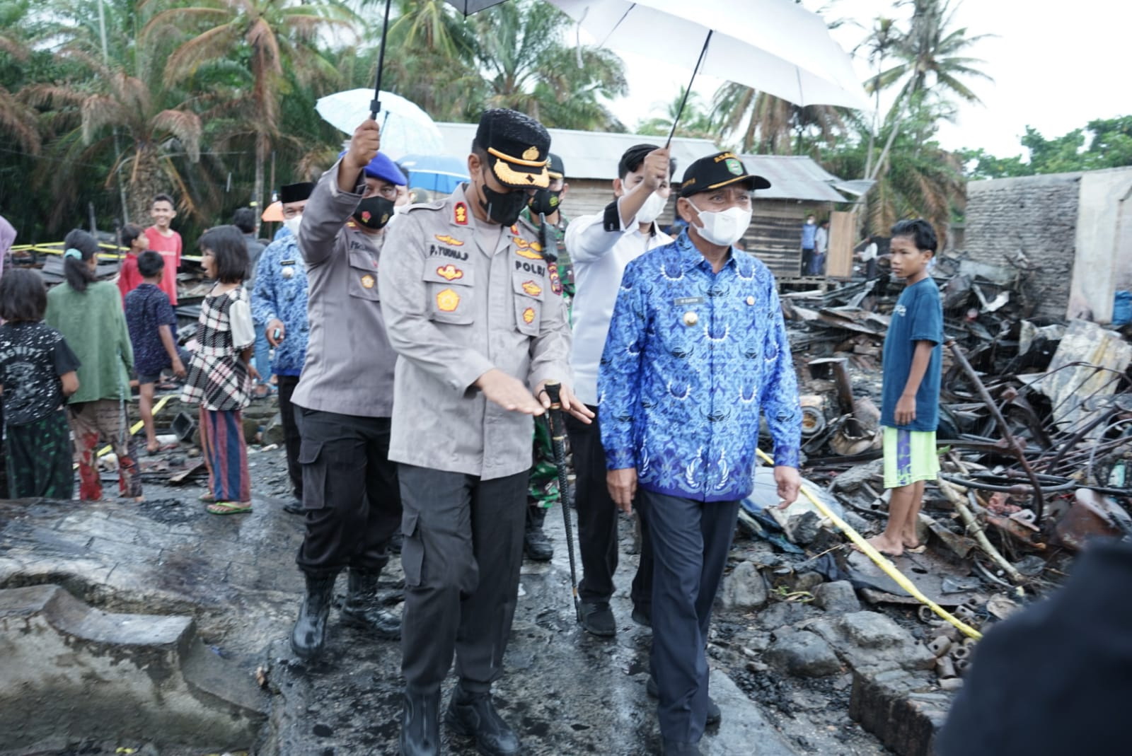 Bupati Asahan H Surya BSc serahkan bantuan kepada korban kebakaran di Dusun II Desa Sei Apung Jaya Kecamatan Tanjung Balai