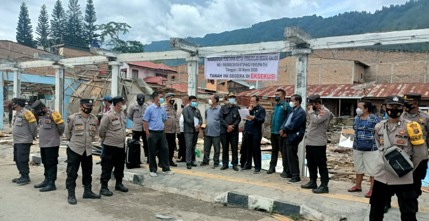 Pengadilan Negeri (PN) Balige melakukan eksekusi terhadap 30 bangunan kios dan souvernir di Desa Tomok Induk Kecamatan Simanindo Kabupaten Samosir, Kamis (31/3/2022).