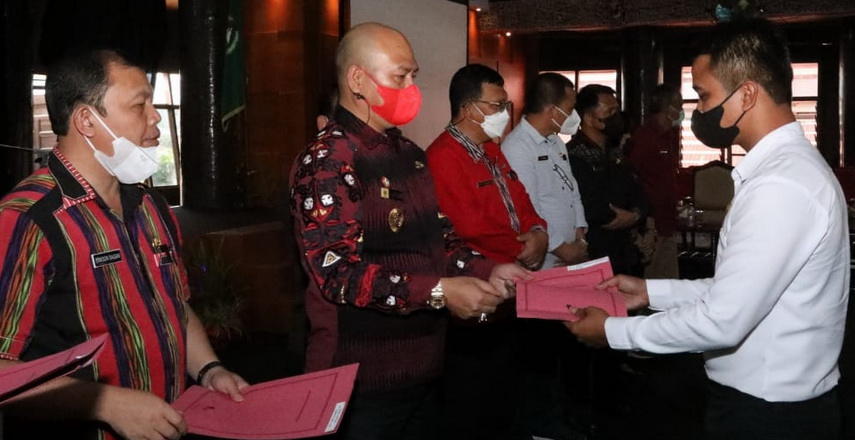 Bupati Tapanuli Utara Drs Nikson Nababan MSi menyerahkan SK CPNS kepada 40 orang CPNS Umum dan 366 orang PPPK Tahap 1 Jabatan Guru