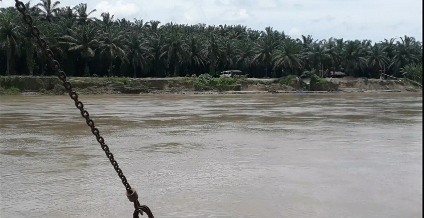 Usaha galian C di aliran Sungai Wampu Kabupaten Langkat yang membuat bibir tebing sungai abrasi, hingga kini masih terus beroperasi.