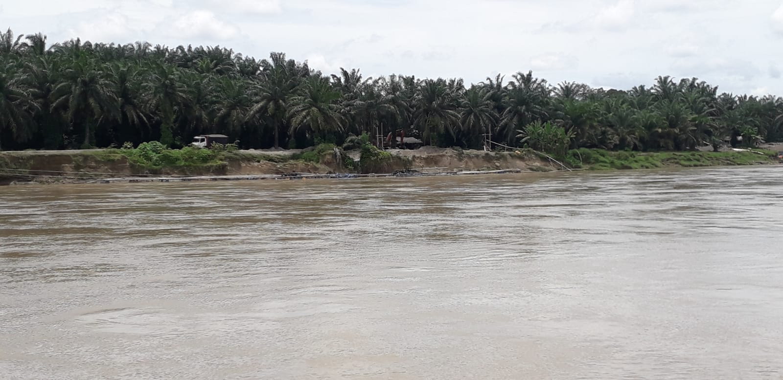 Bibir Sungai Wampu yang berlokasi di aliran Sungai Wampu, Kecamatan Wampu, Kabupaten Langkat semakin terkikis alias mengalami abrasi.