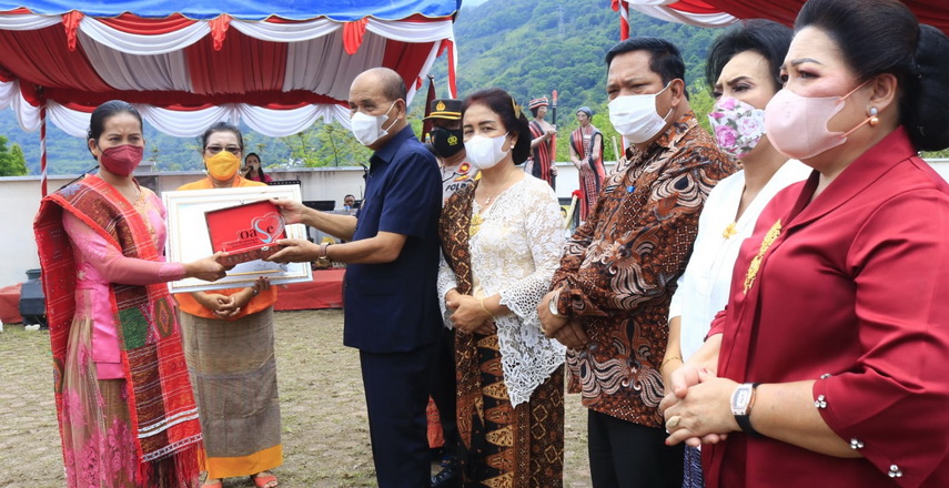 Pemerintah Kabupaten Samosir melaksanakan perayaan HUT Kartini ke-143 di Kompleks Tugu Raja Naibaho, Kamis (28/4/2022)