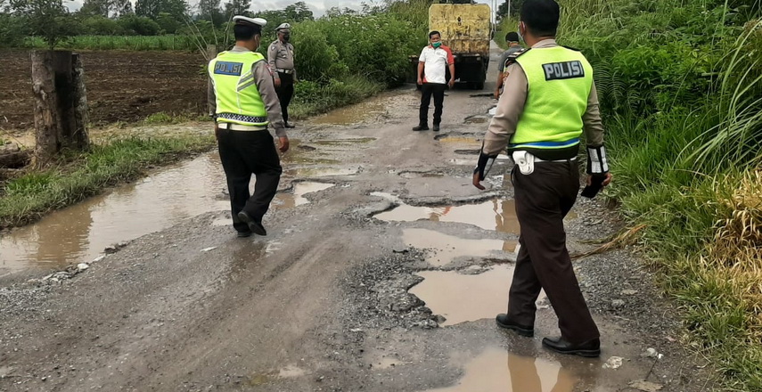 Polres Taput melalui Sat Lantas, melakukan pengencekan infrasktuktur khususnya bidang jalan sepanjang wilayah Tapanuli Utara,