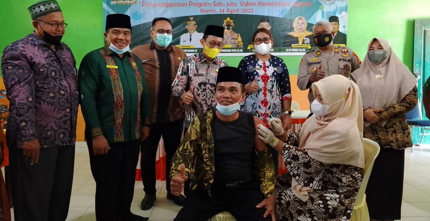 (Kakan Kemenag) Kabupaten Langkat H Zulfan Efendi SAg MSI, Kamis (14/4/2022), menyelenggarakan kegiatan Launcing Program Satu Juta Vaksinasi Booste