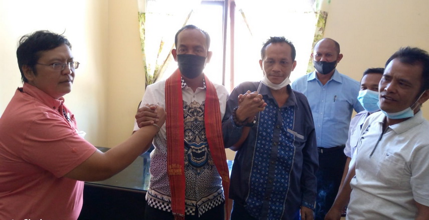 Serikat Media Siber Indonesia (SMSI) Kabupaten Samosir, sampaikan salam perpisahan kepada Kasat Reskrim AKP Suhartono SH yang memasuki masa pensiun. Berlangsung di ruangan kerjanya di Mako Polres Samosir, Jumat (1 April 2022).