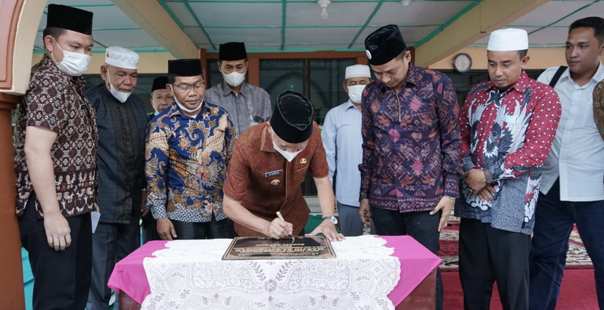 Bupati Asahan H Surya BSc meresmikan Masjid Al-Istiqomah Desa Sumber Harapan Kecamatan Tinggi Raja, Kamis (31/3/2022)