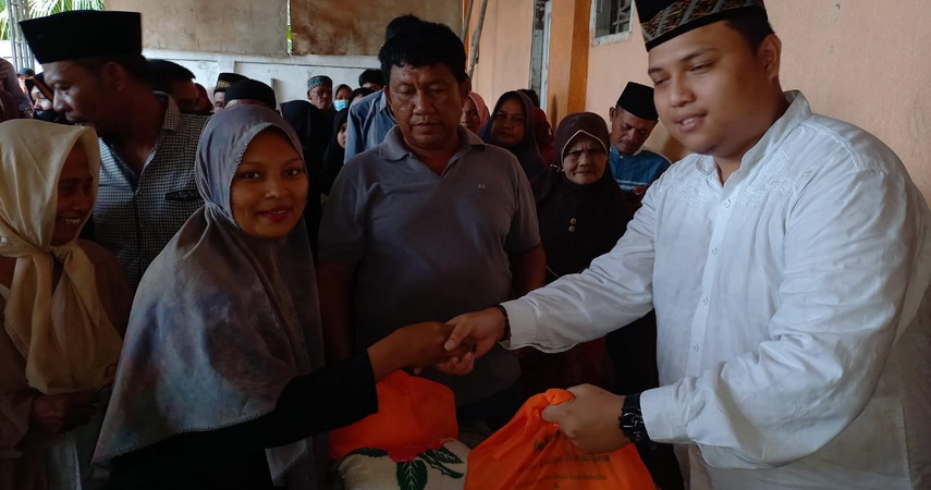 H Syafriadi yang biasa disapa Pak Oyon salah seorang pengusaha sukses dan tokoh di Kabupaten Aceh Singkil menyempatkan diri untuk terus berbagi kepada masyarakat kurang mampu