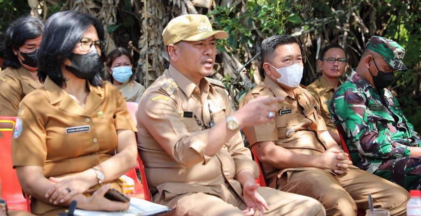 Bupati Tapanuli Utara Drs Nikson Nababan MSi menghadiri panen perdana jagung Kelompok Tani Mandiri Sejahtera seluas 2 hekt