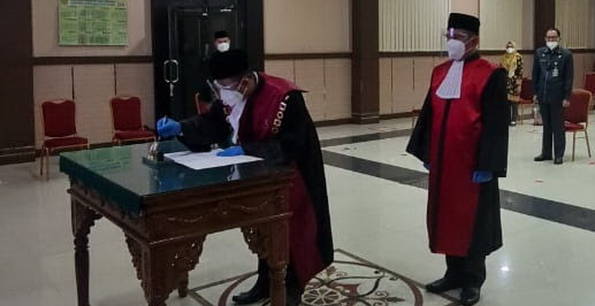 Ketua Pengadilan Tinggi (PT) Medan Dr Robinson Tarigan SH MH melantik Arief Yudiarto SH MH sebagai Ketua Pengadilan Negeri (PN) Mandailing Natal (Madina), Kamis (31/3/2022).