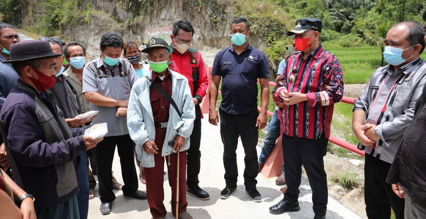 Bupati Taput (Tapanuli Utara) Drs Nikson Nababan MSi meresmikan Jembatan Trisakti Desa Sihujur Kecamatan Tarutung, Kamis (7/4/2022)